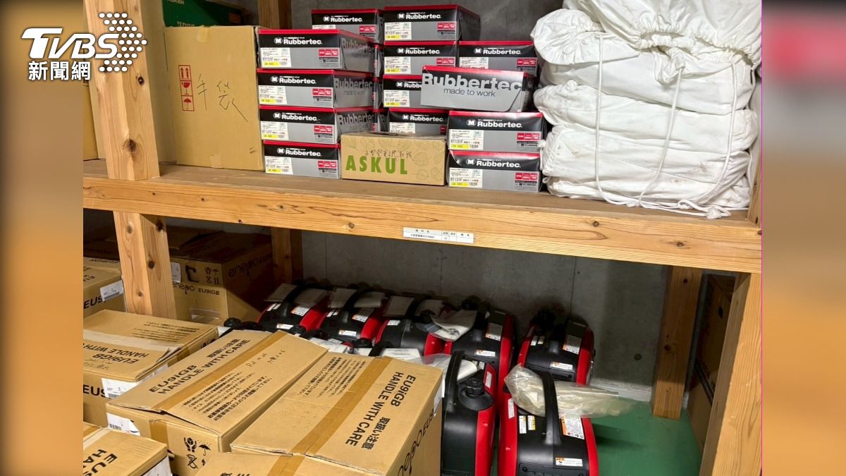 倉庫內還有手套、電池、發電機等救災物品。（圖／游雅嵐攝）