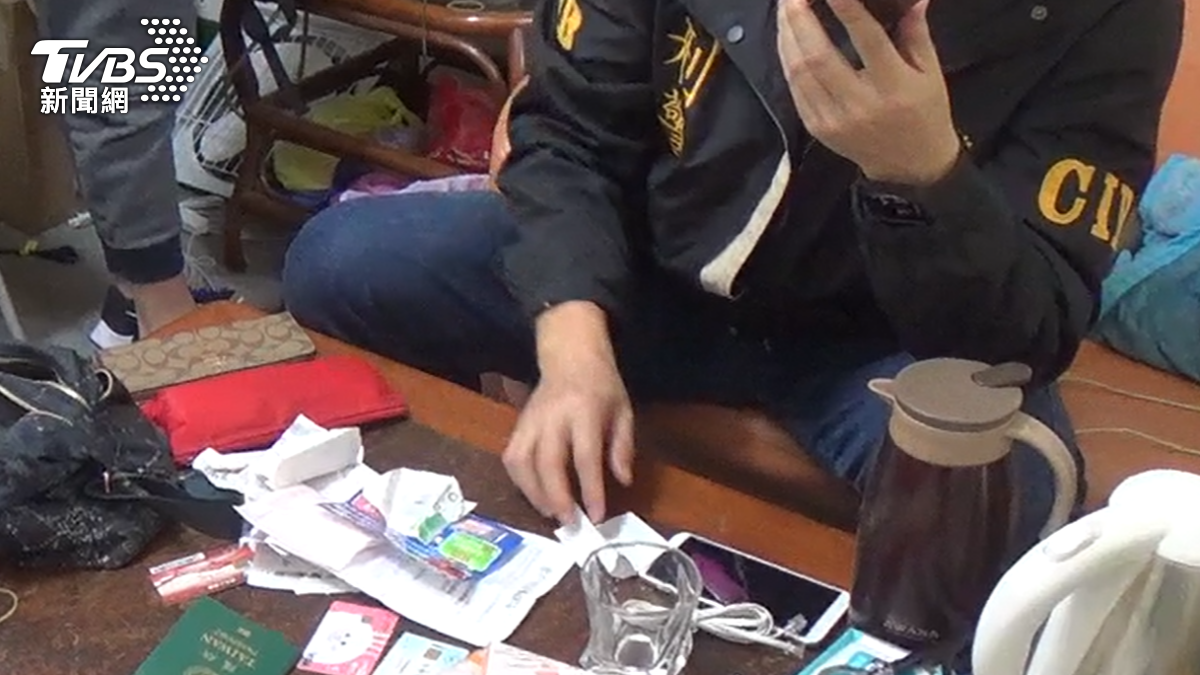 警方清點證物。(圖/TVBS)