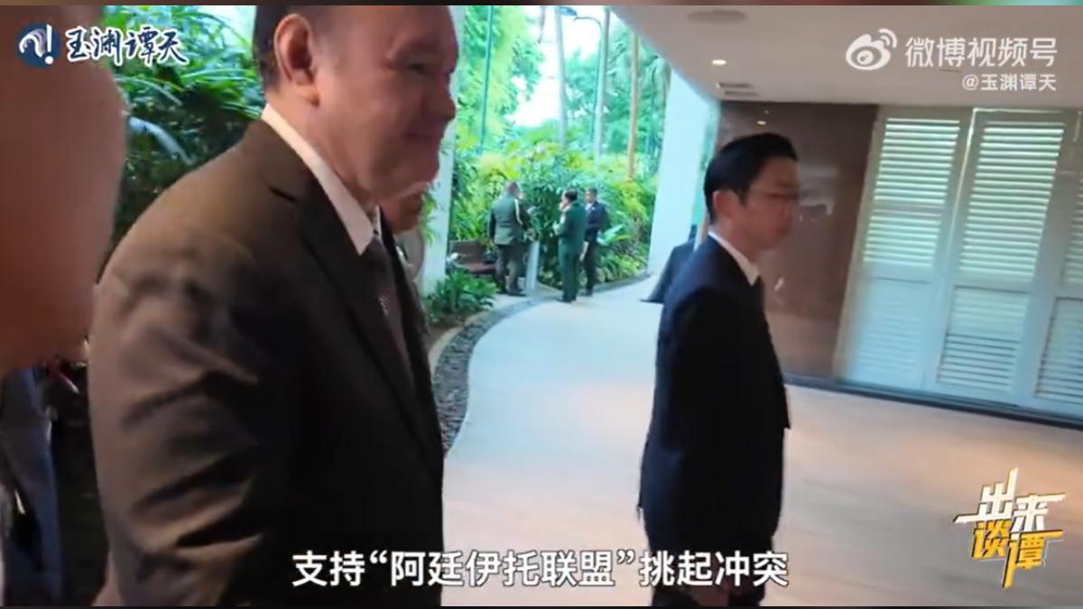 菲律賓國防部長特奧多羅,被大陸央視新媒體記者當面追問有關「阿廷伊托聯盟」疑似接受美國資助的政治組織,結果菲國防長訪嗆記者是特工。(圖/大陸央視新媒體玉淵譚天)