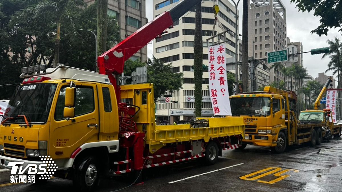業者今起連4天號召百輛拖吊車包圍交通部抗議。(圖/陳昫蓁攝)