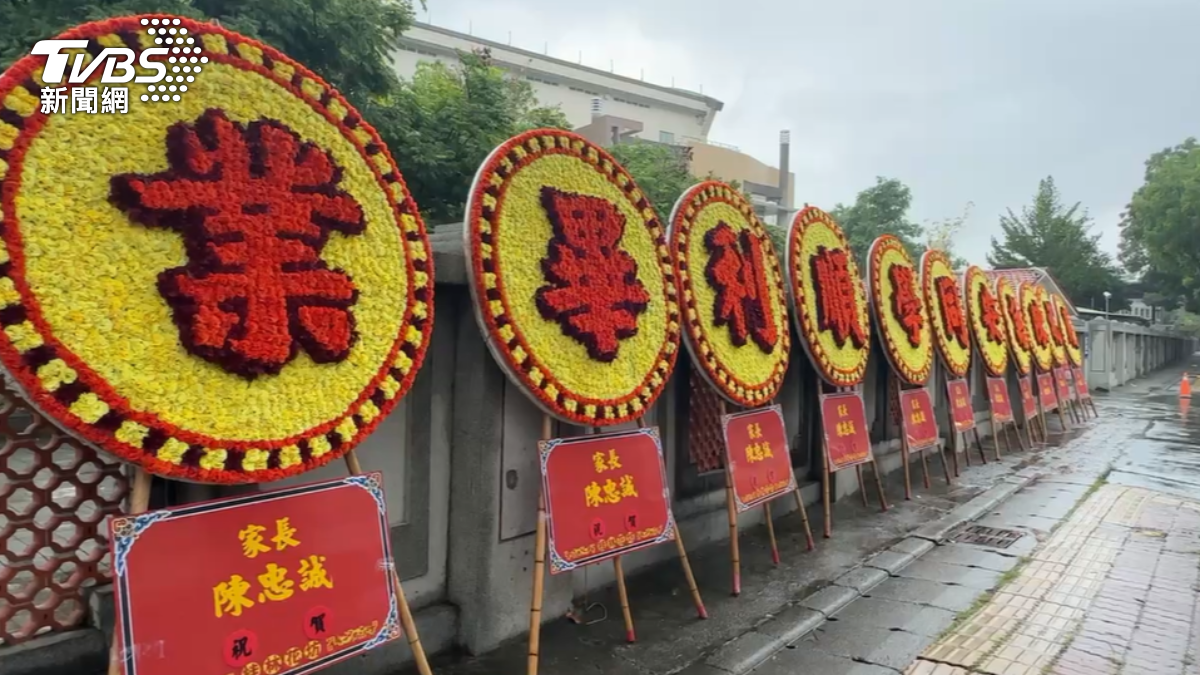 父送花圈 祝女兒順利畢業(圖/TVBS)