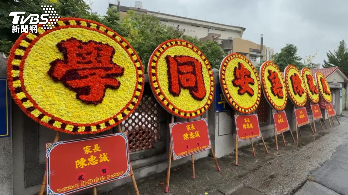 父送花圈 祝女兒順利畢業(圖/TVBS)