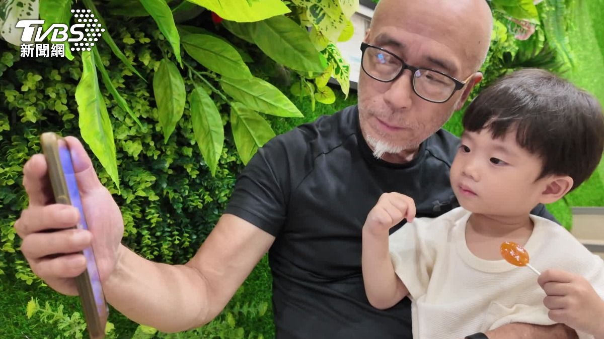 家長Regina說，平常不主動讓孩子看手機。（圖／TVBS）　