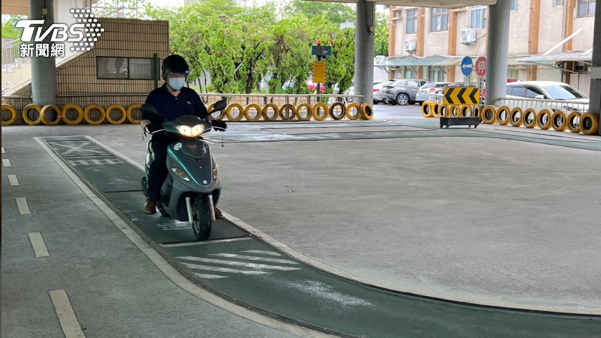 高中畢業季來臨 機車考照預約比過年高鐵票還難搶