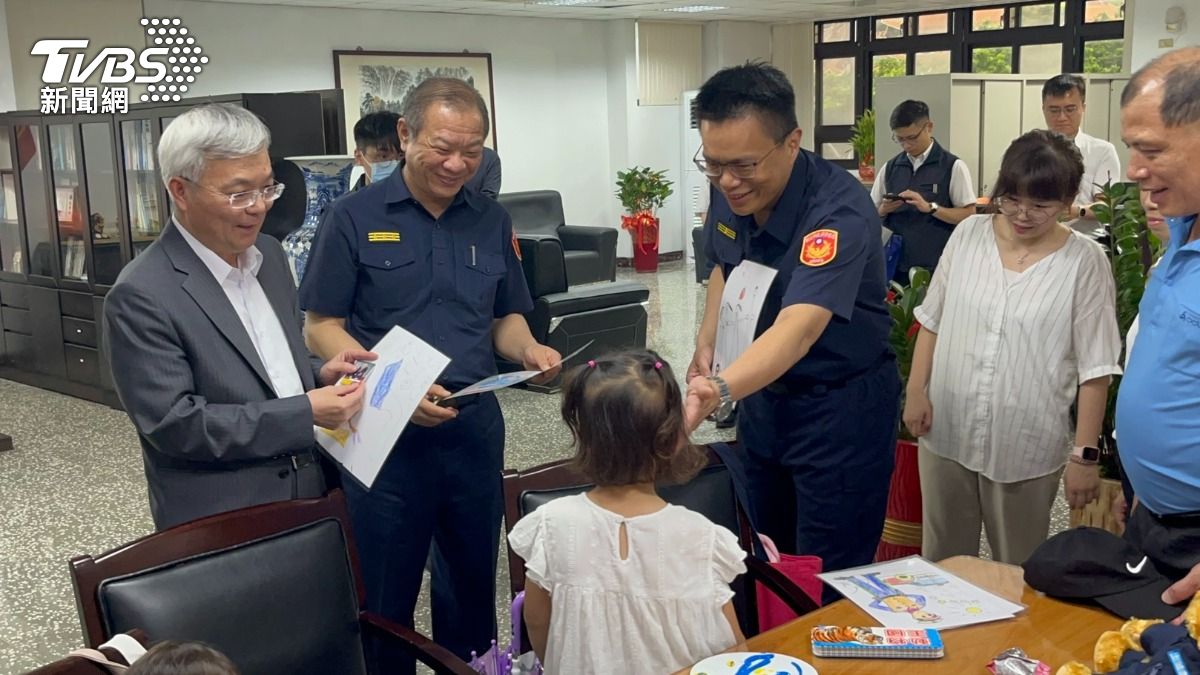 大女兒表示要將畫作送給前來慰問的署長等人。(圖/蕭沁梅攝)
