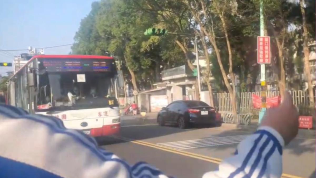 學生招手攔車卻遭司機無視。(圖/翻攝自threads@youhan._.0613)