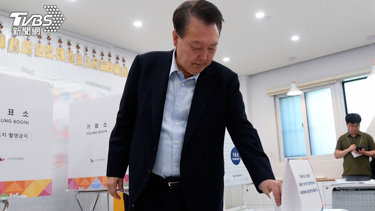 前南韓總統尹錫悅3日現身瑞草區投票所。（圖／達志影像美聯社）