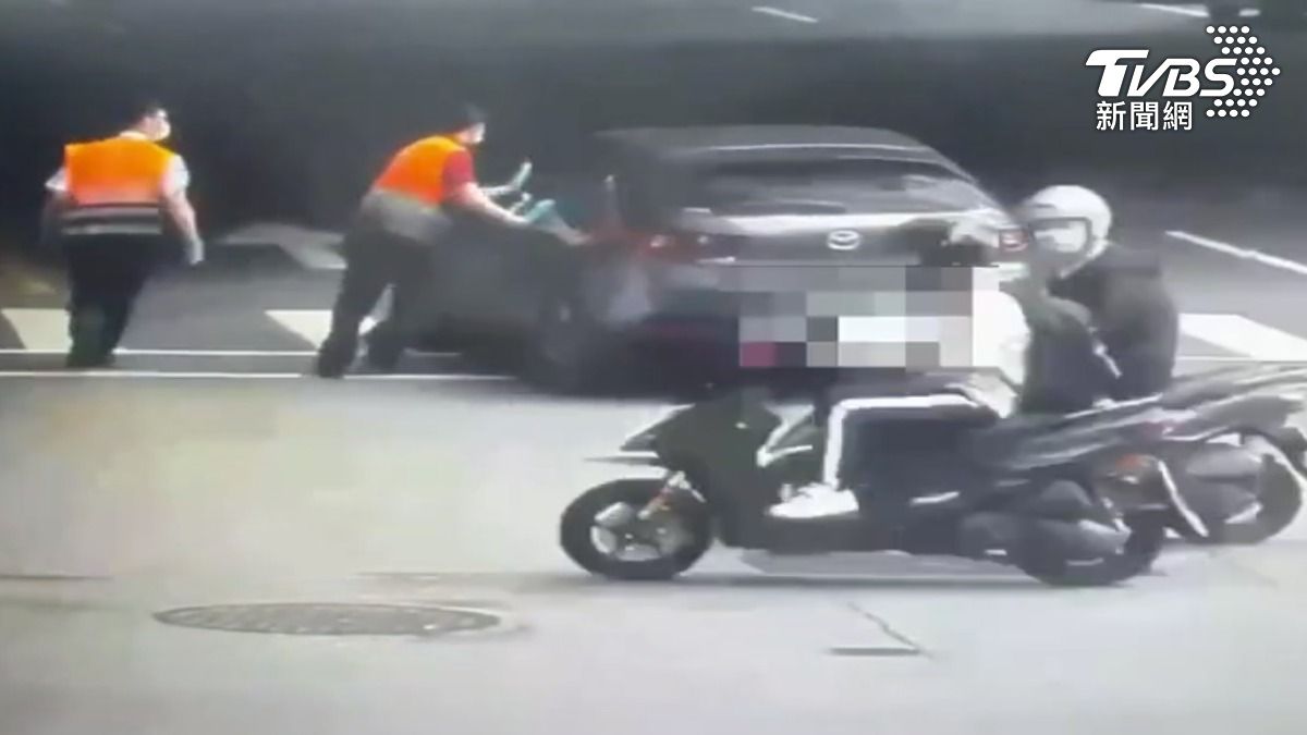 警消人員試圖阻止酒駕男子。（圖／TVBS）