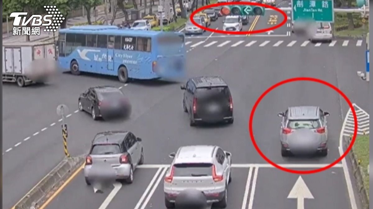 綠燈限定左轉，右側轎車疑闖紅燈遭科技執法取締。（圖／TVBS）