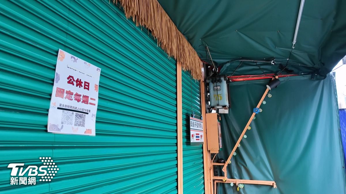 (圖二)老闆關鐵門清掃,避免影響店內衛生。