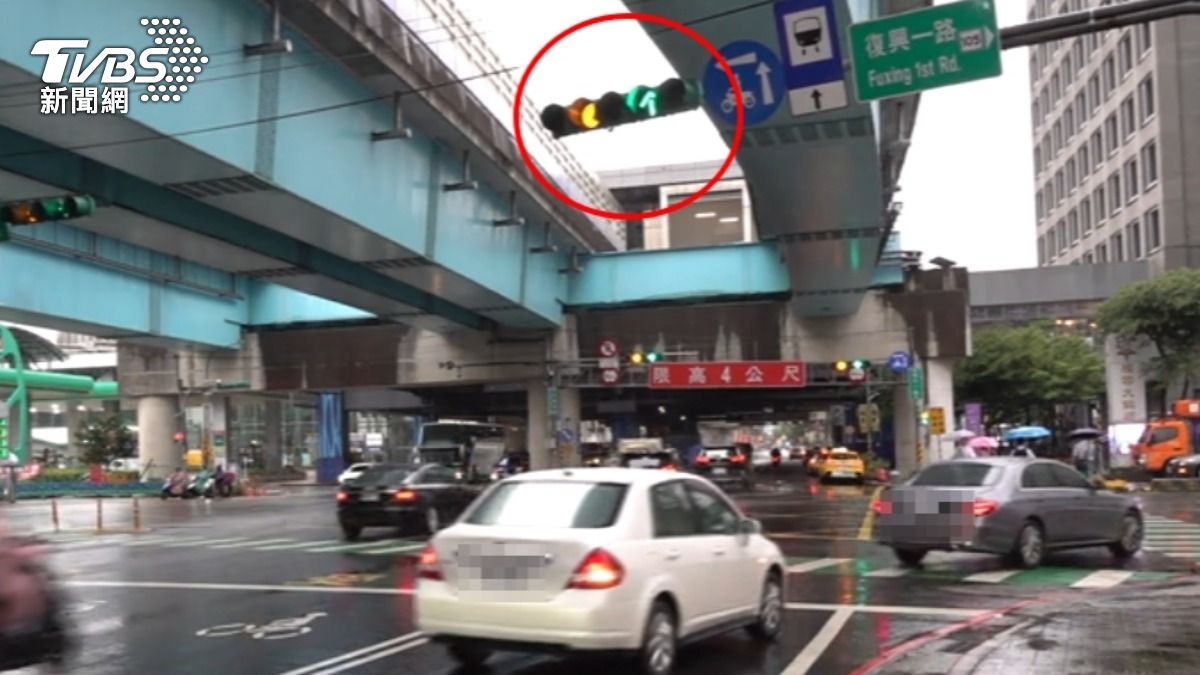 非科技執法的錯！違規右轉 民眾檢舉能罰。（圖／TVBS）