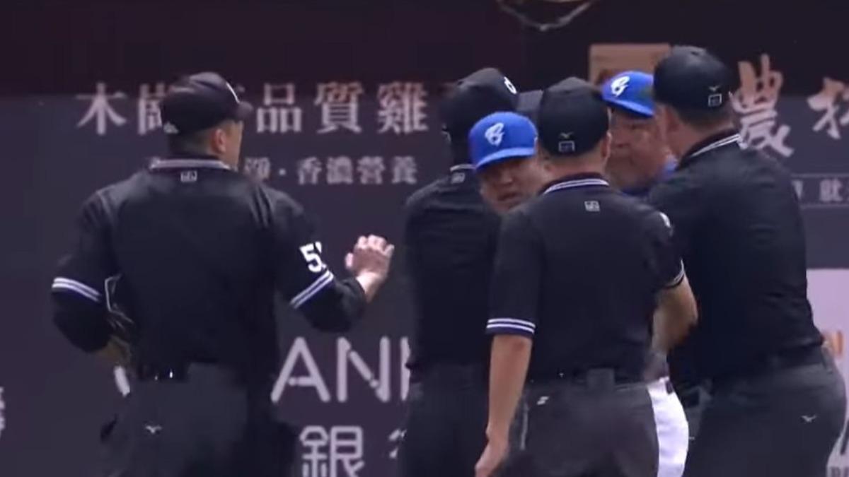 哥哥陳連宏火爆抗議，弟弟陳金鋒擋在裁判之間。（圖／翻攝自YT@CPBL）