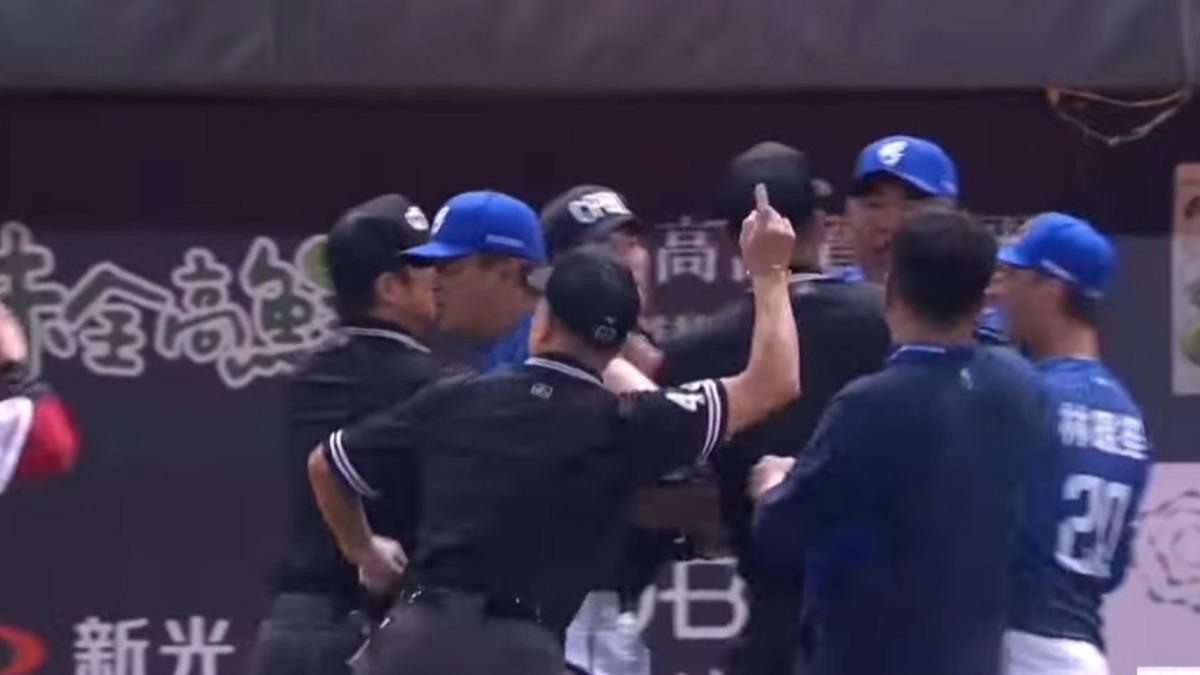 壘審紀華文示意富邦停止抗議,見場面越來越失控直接趕人。(圖/翻攝自YT@CPBL)