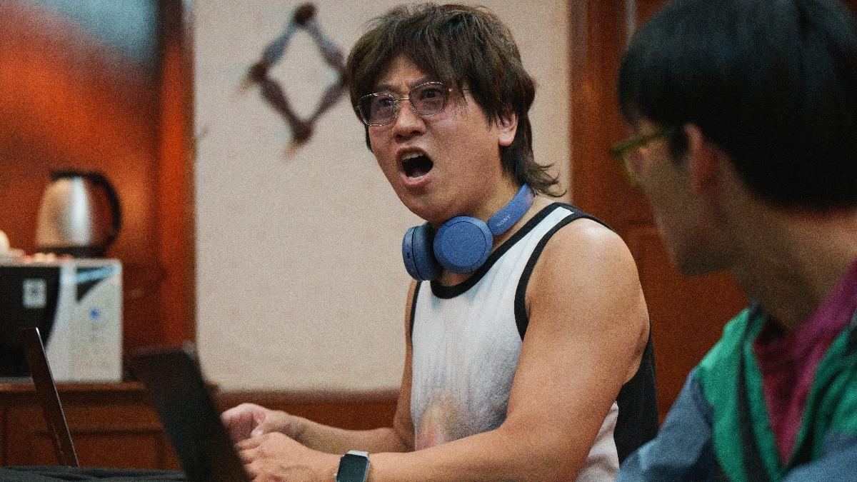 帕朗飾演的瑞杰滿口髒話、脾氣暴躁。（圖／Netflix提供）