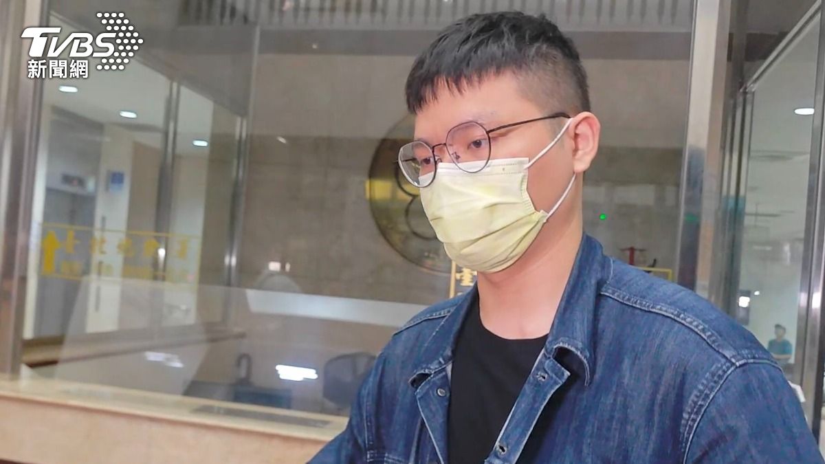 律師鄭鴻威的助理林佳毅以15萬元交保並限制出境、出海。(圖/陳冠宇攝)