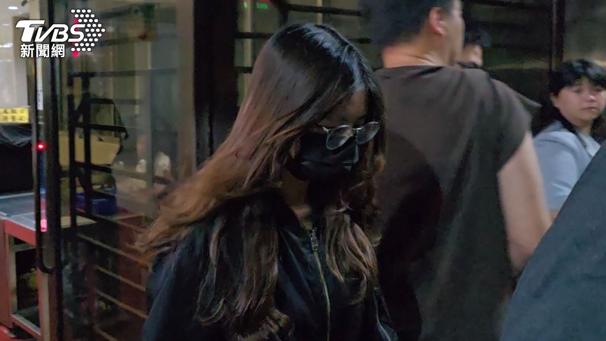 律師黃昱嘉以10萬元交保並限制出境、出海。(圖/TVBS)