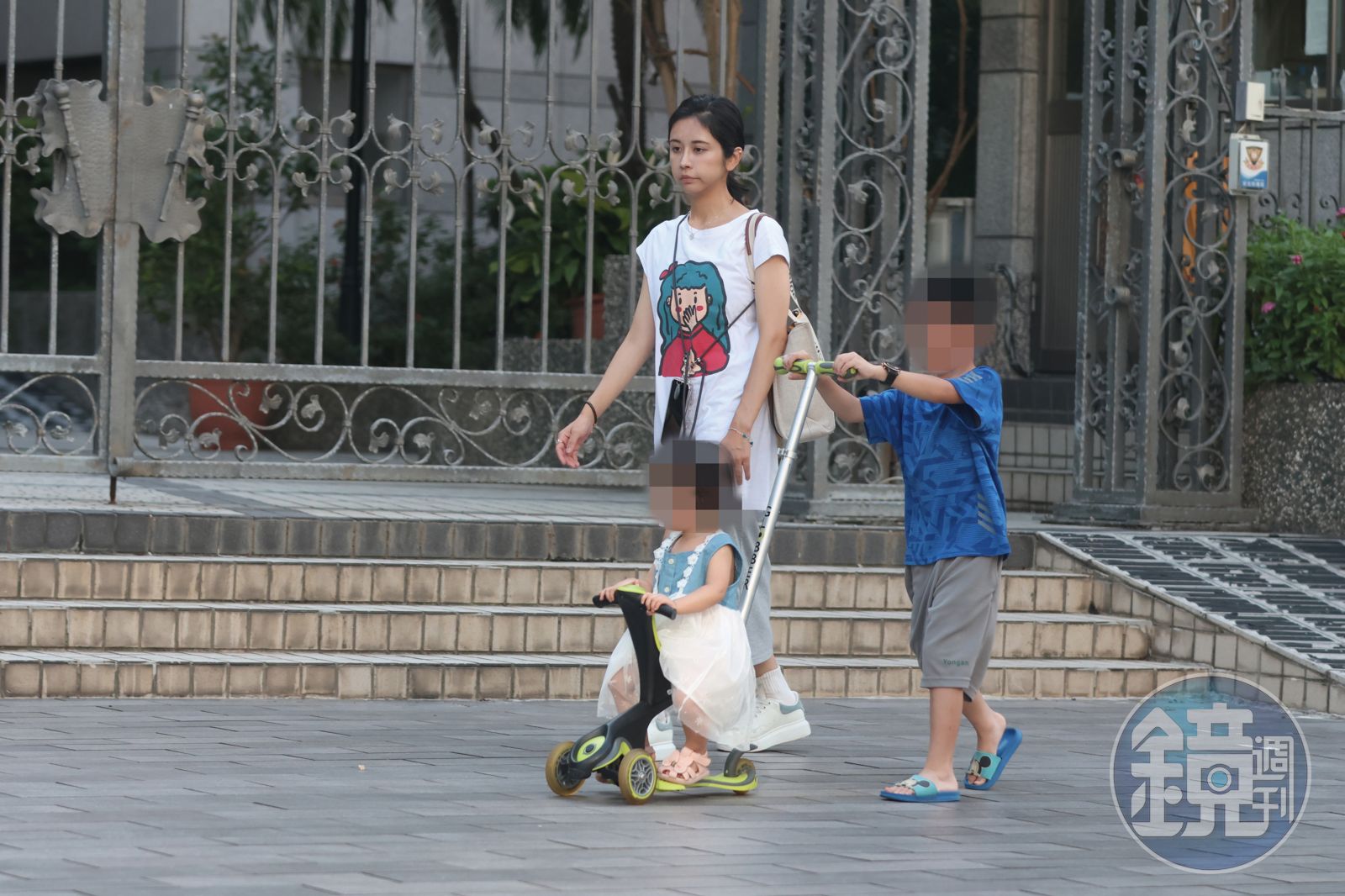 5/31 16:48,劉玳妍的兒子推著坐在玩具車上的妹妹一起散步。(圖/鏡週刊)