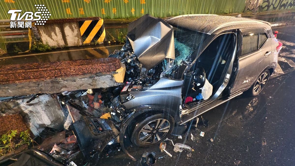 撞擊力道猛烈,造成車頭嚴重潰縮變形。(圖/陳冠宇攝)