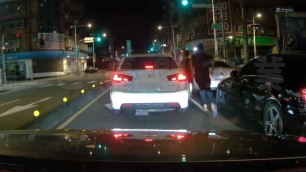 路怒症?綠燈未起步引爆行車糾紛 2男衝下車怒捶前車車窗
