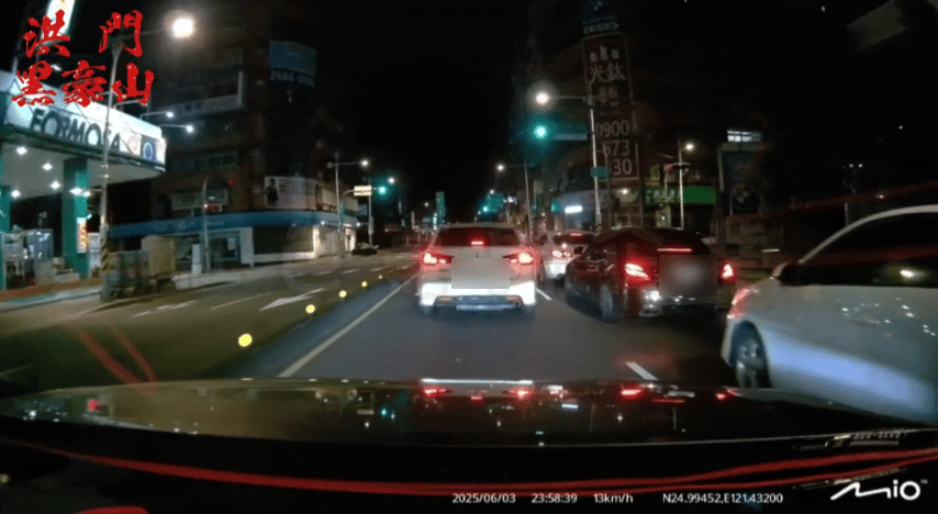 畫面顯示,兩名男子從黑色車輛下車後,快速衝至報案人車輛進行攻擊。(圖/翻攝黑色豪門企業)