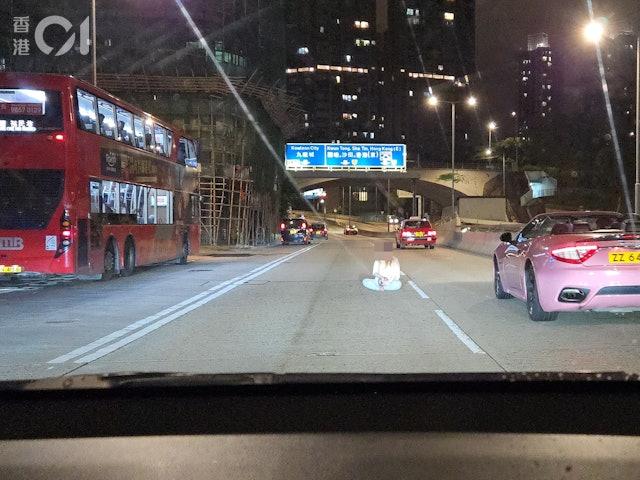 一名婦人危坐在漆咸道北馬路中間,險象環生。(圖/香港01)