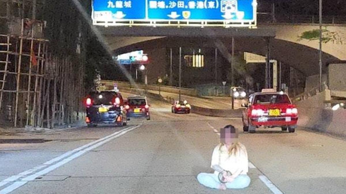 香港深夜驚見婦人危坐路中痛哭!記者駕車急停路中報警求援