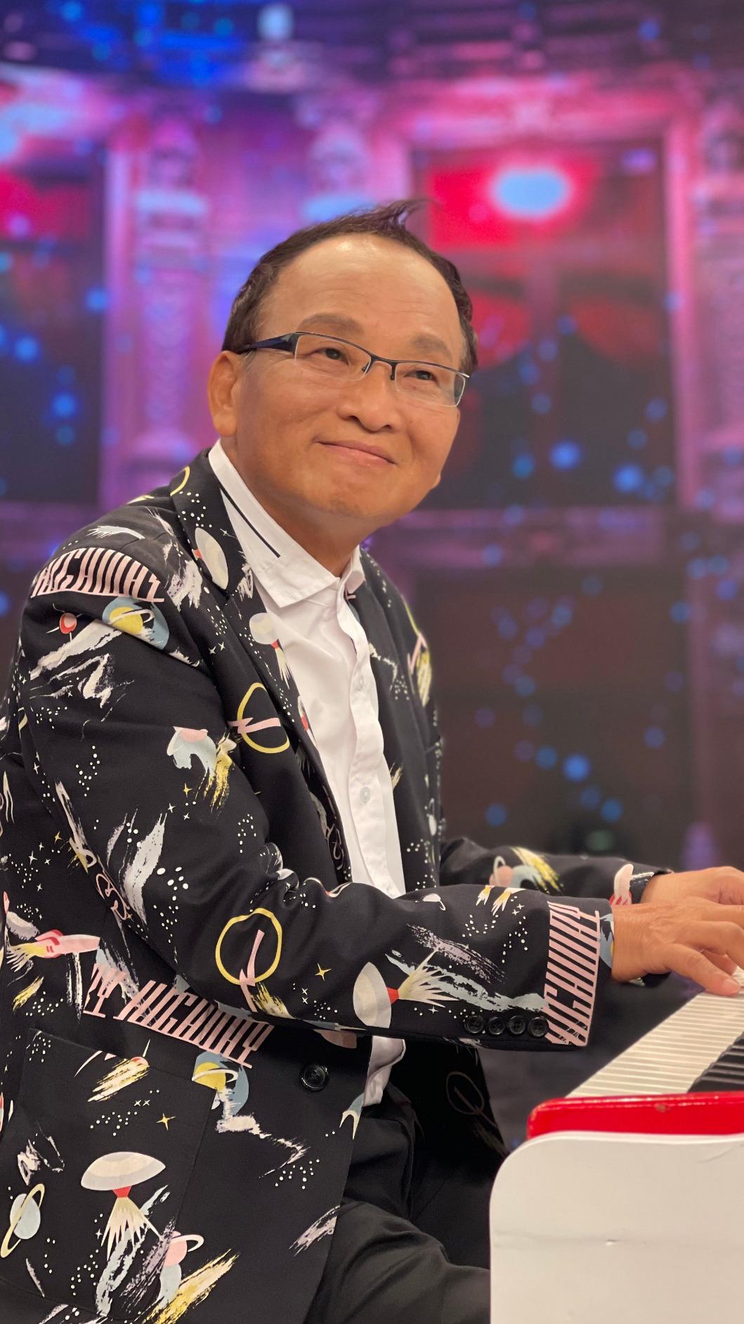 孔鏘當起稱職綠葉,讓主持人、歌手在台上發光發熱。(圖/萬星傳播提供)