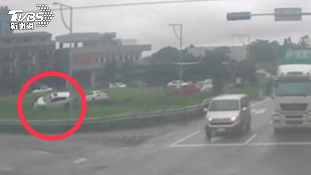 車輛翻落邊坡瞬間畫面。(圖/TVBS)