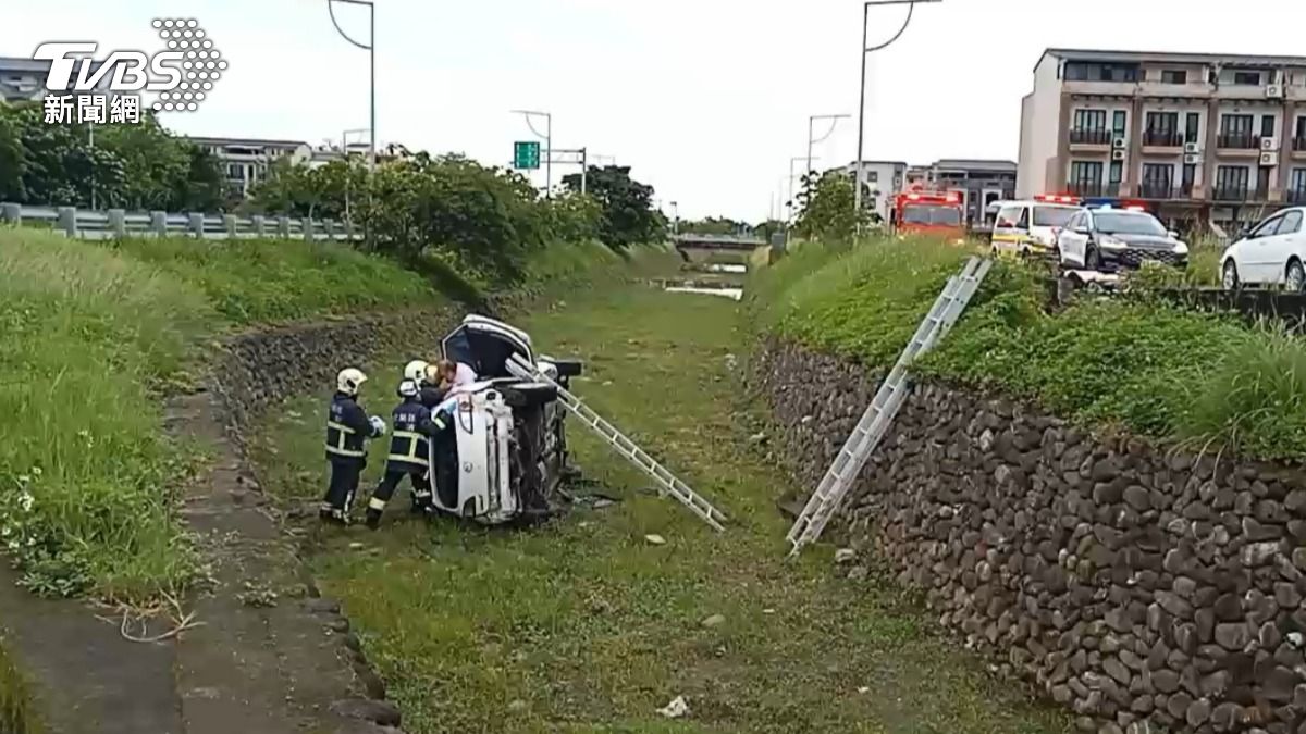 警消人員協助駕駛脫困。(圖/TVBS)