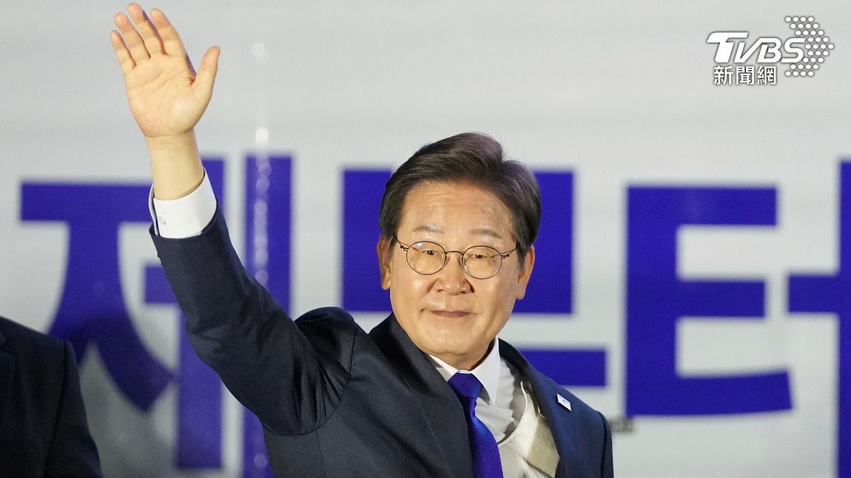 南韓總統黨選人李在明勝選向選民揮手(圖/達志影像美聯社)