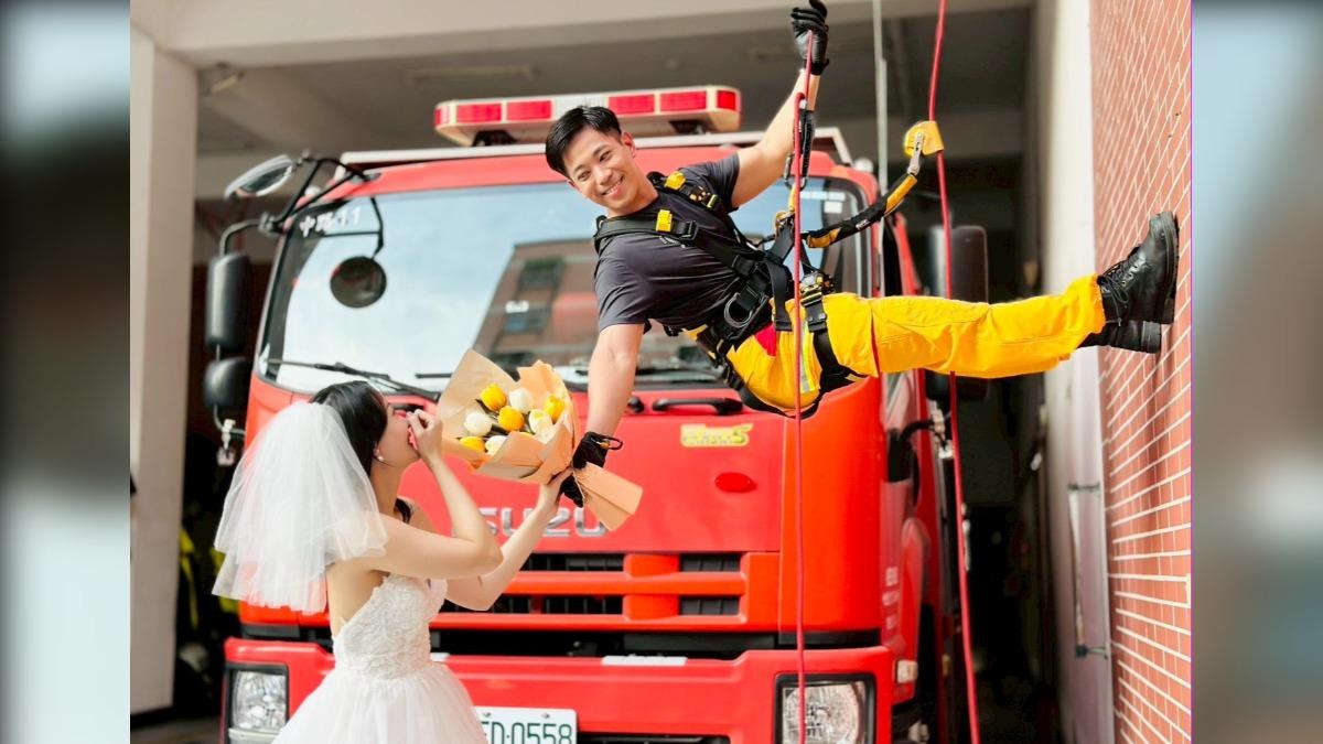 消防員垂降送妻子花束。(圖/翻攝自桃園市政府消防局中路分隊)