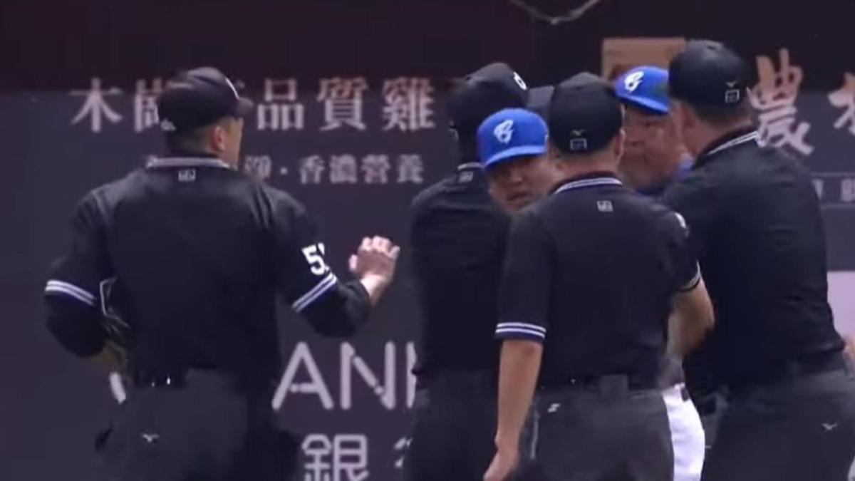 哥哥陳連宏火爆抗議，弟弟陳金鋒擋在裁判之間。（圖／翻攝自YT@CPBL）
