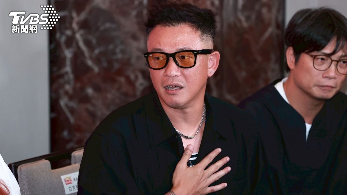 白吉勝這次損傷慘重,眉毛被廚具劃傷見血,手指又被BB彈打到。(圖/黃城碩攝)
