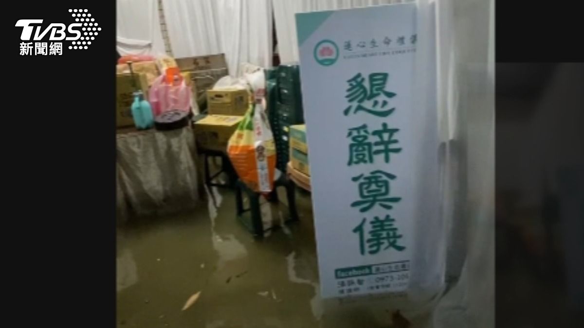 台南南區灣裡強降雨,短短半小時,水淹辦喪事的住戶,被迫泡水裡進行入殮儀式。(圖/TVBS攝)