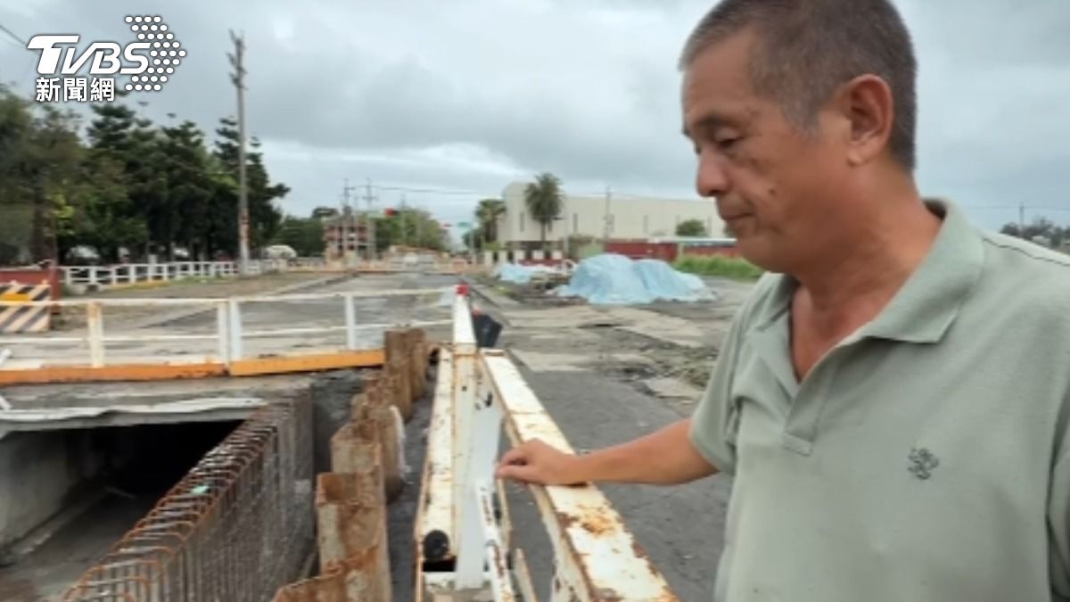 台南南區灣裡強降雨,地政局表示,如果住戶損失將追究包商賠償責任。(圖/TVBS攝)