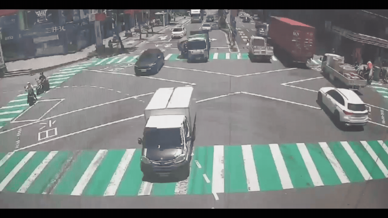桃園貨車未綑綁牢固，啤酒傾巢而出。（圖／TVBS）