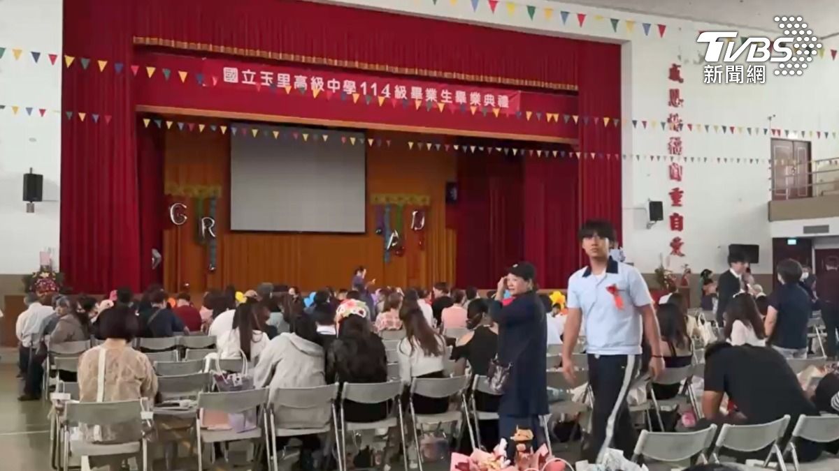 外頭下大雨,玉里高中畢典停電。(圖 /TVBS)