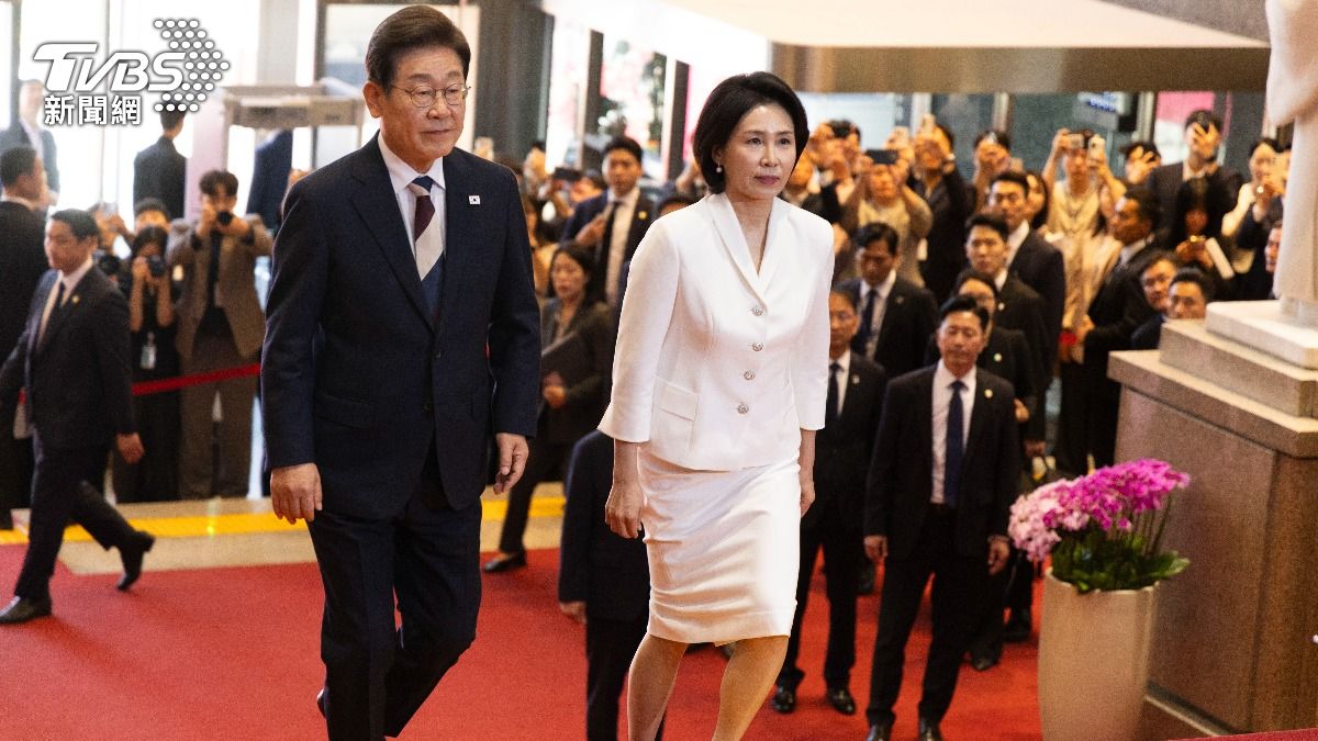 南韓總統當選人李在明的5年任期正式生效，勝選後沒有任何過渡期，開票隔天就在國會宣誓就職。（圖／達志影像美聯社）