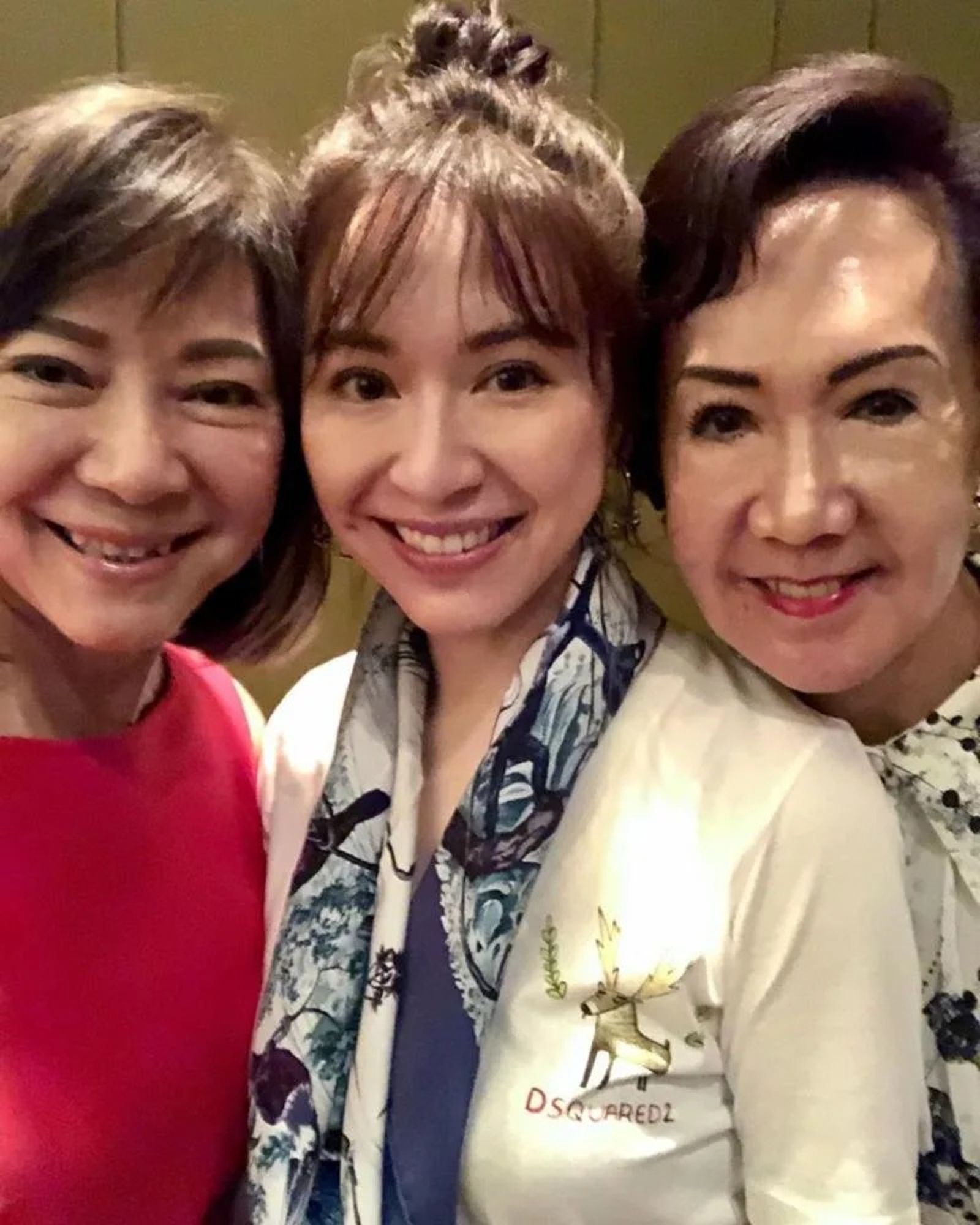 蔡依珊(中)2020年曾分享與母親陳娟娟(左)、婆婆連方瑀(右)的合照,引發討論。(圖/翻攝自蔡依珊IG)