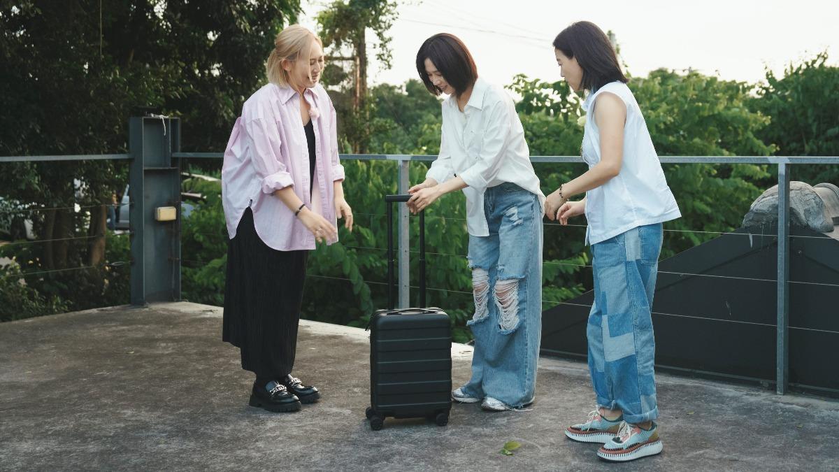 曾寶儀(右)《我們回家吧》找來Mavis瑪菲司(左)擔任「禮物部部長」。(圖/三立提供)