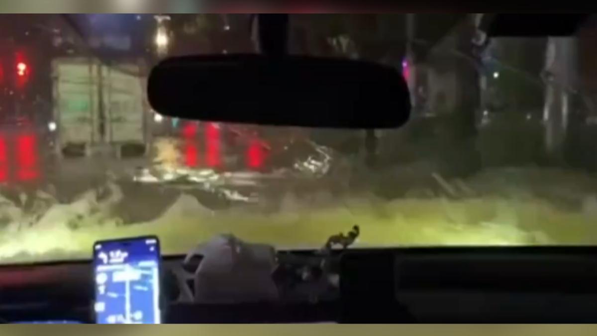 廣西桂林市的桂林北站周邊成了一片汪洋,有民眾目測水深至少60公分,甚至淹過引擎蓋,搭車跟搭小船沒兩樣。(圖/新京報)