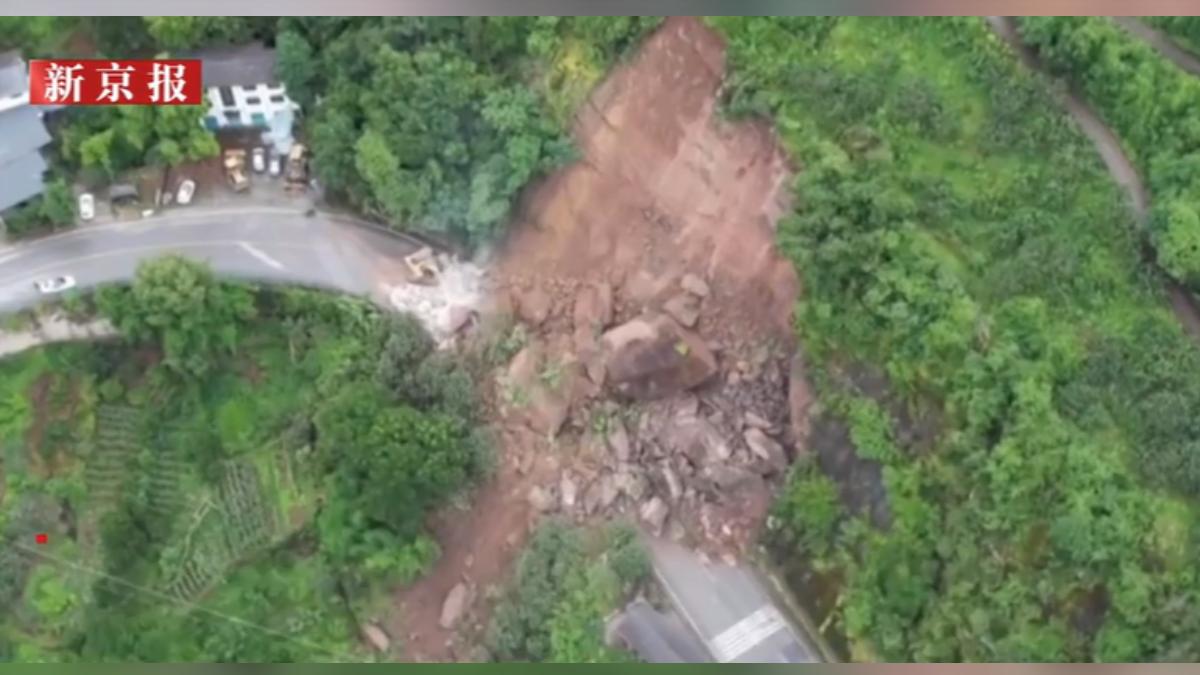 重慶雲陽縣巴陽鎮的某處公路有巨石崩落。(圖/新京報)