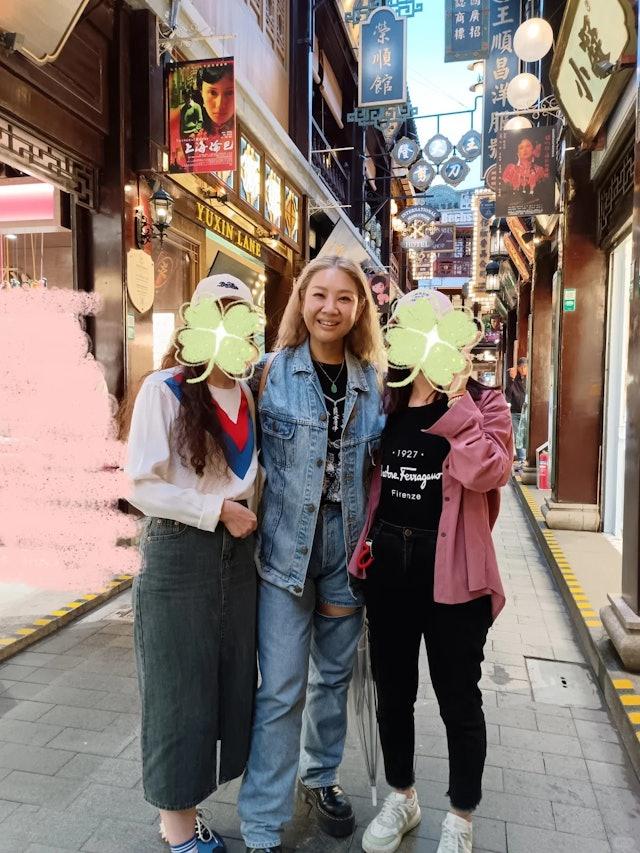 昨日有內地網民在上海豫園偶遇鄭欣宜。（圖／翻攝自小紅書＠is薄荷）　