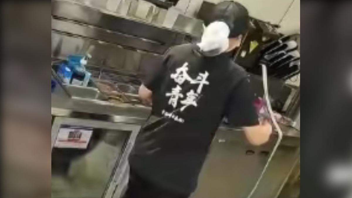 這名女店員穿著的黑色T恤印有「奮鬥青年」四個大字，結果一人忙到崩潰落淚，讓不少網友心疼。（圖／大陸微博）