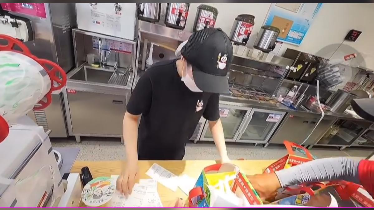 外送員安慰女店員「別哭 慢慢做」。(圖/大陸微博)