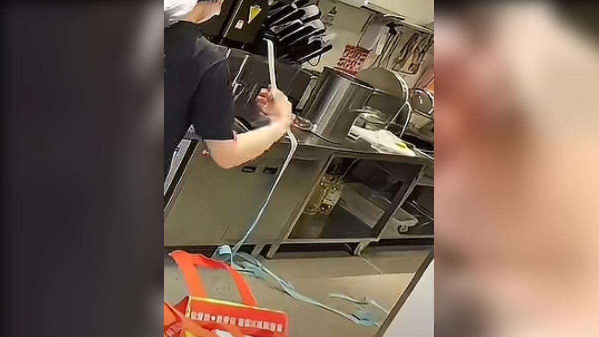 訂單貼紙目測有數公尺長,都靠這名女店員獨自完成。(圖/大陸微博)