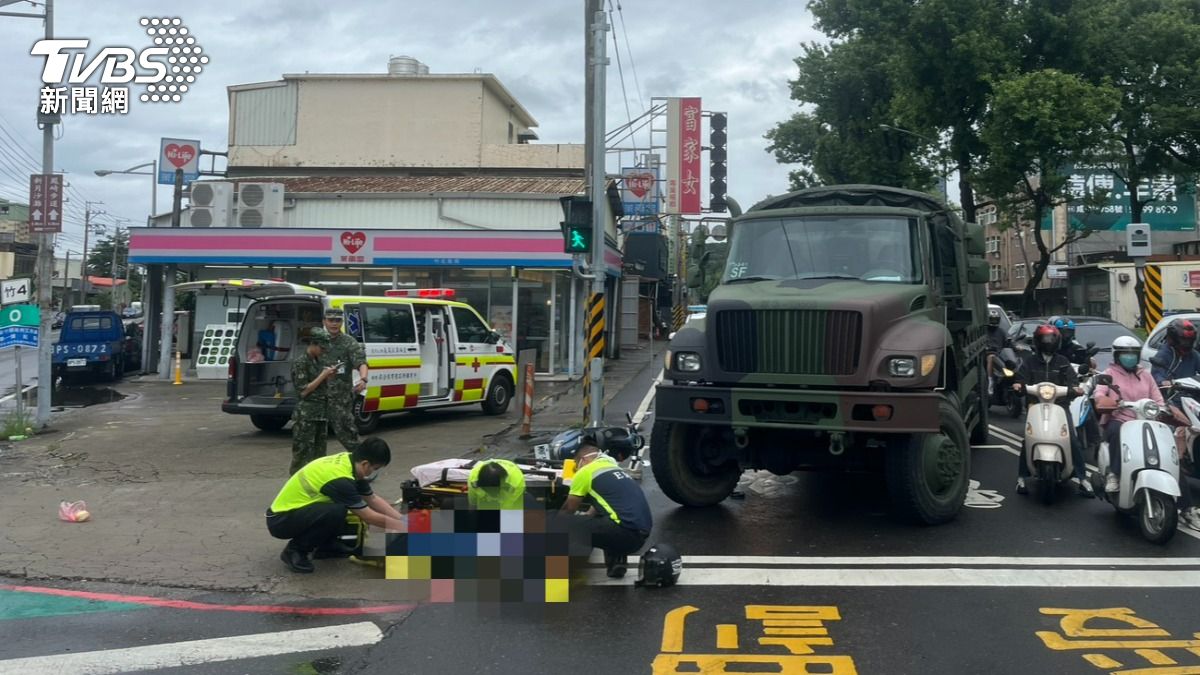疑右轉未注意！陸軍特指部卡車撞機車　騎士連人帶車倒地急送醫