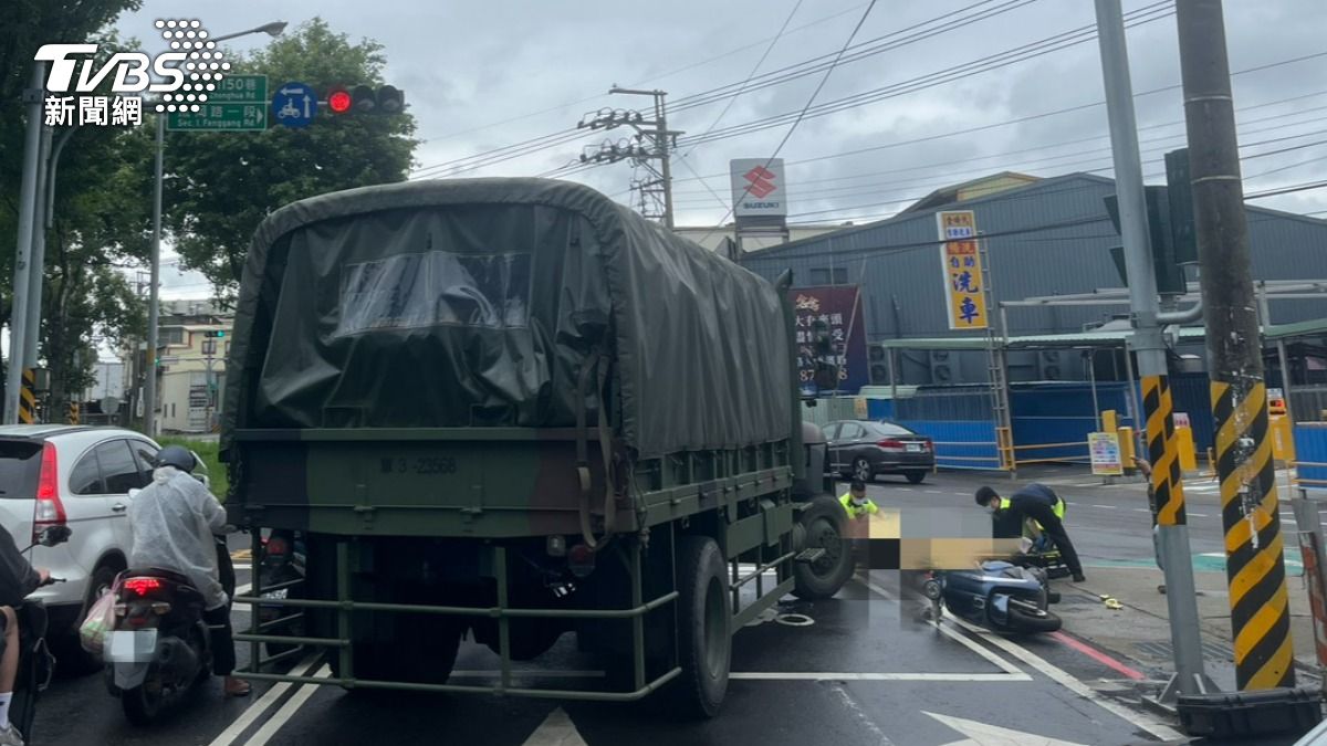 陸軍軍卡與機車相撞。(圖/TVBS)