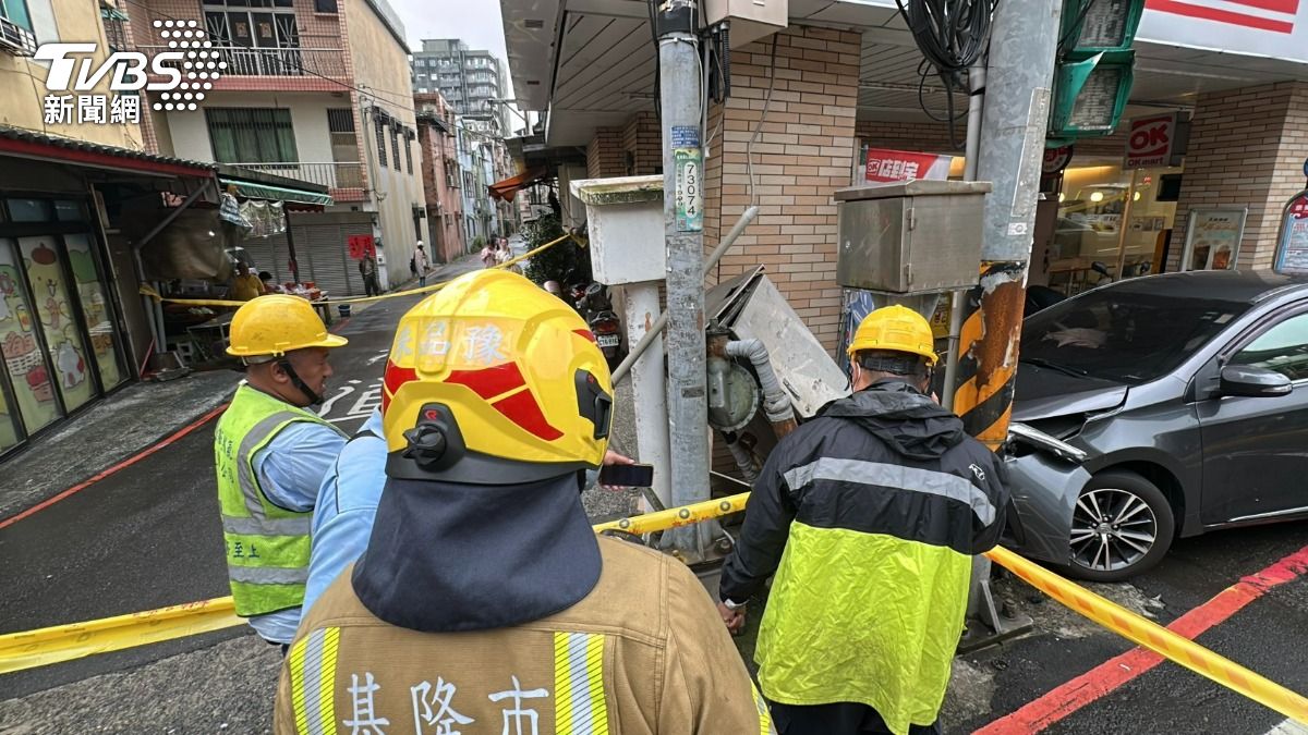 基隆市源遠路今（4）日下午發生車輛衝撞路邊騎樓，駕駛目前逃逸中。（圖／TVBS）