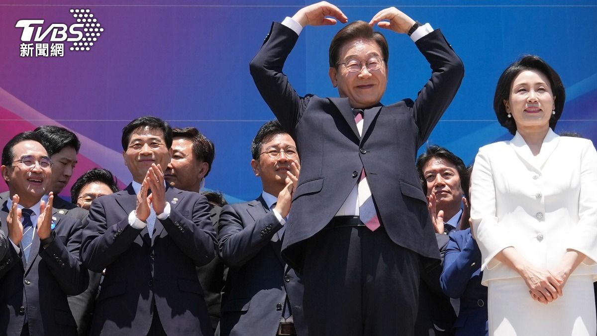 總統就職當天,新任第一夫人金惠京 ,身穿素雅白色套裝,陪同李在明進入國會,兩人離開前還特別向國會清潔人員握手致謝。(圖/達志影像美聯社)